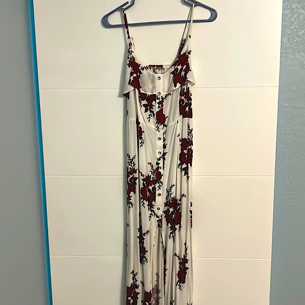 Beautiful Guess maxi dress with vibrant red rosé pattern